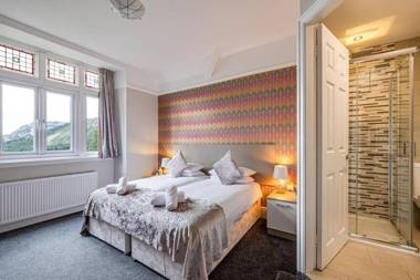 Delightful holiday home with sea views and Hot Tub