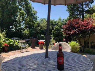 Beautiful 2-Bed Cottage in Hurst Green