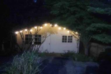 Beautiful 2-Bed Cottage in Hurst Green