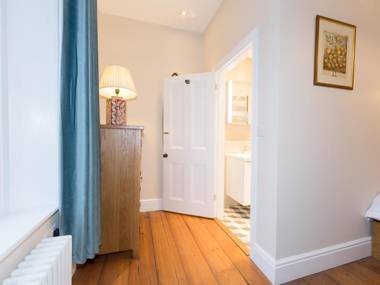 Queen Ann's Close High Peak