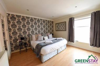 "Honeysuckle House Chester" by Greenstay Serviced Accommodation - Stunning 3 Bed House Which Sleeps 6 City Centre Location with Netflix & Wi-Fi Close To City Walls Shops & Restaurants
