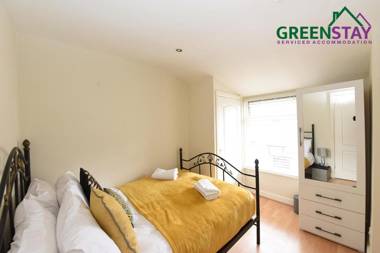 "Honeysuckle House Chester" by Greenstay Serviced Accommodation - Stunning 3 Bed House Which Sleeps 6 City Centre Location with Netflix & Wi-Fi Close To City Walls Shops & Restaurants