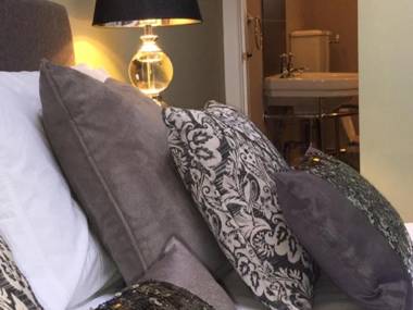 Broadrock Accommodation - Clock Cottage & The Loft