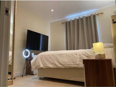 Remarkable 2-Bed Apartment in Cheltenham