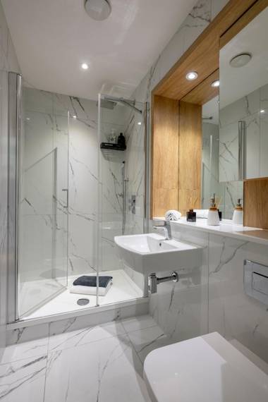 LUXURIOUS ONE BEDROOM APARTMENT IN BOND STREET