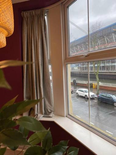 Aaron Wise - 17 Fitzhamon Apartments