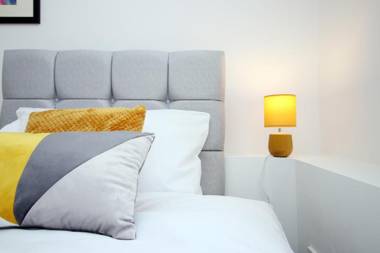 Three bedroom Apartment by SPO Properties Serviced Accommodation Cardiff - City Lofts Cardiff Spacious with parking Ideal for Families or Contractors