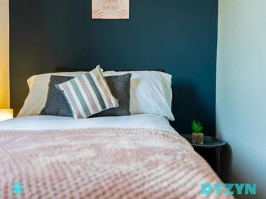 The Galley - 2 Bed Serviced Apartment - Amazing City Views - Wrap Round Balcony and secure parking