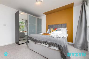 DYZYN Living - B2B Stays -Secure Parking -Great Location