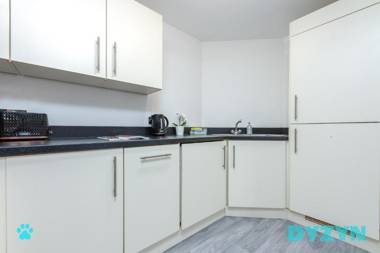 DYZYN Living - B2B Stays -Secure Parking -Great Location