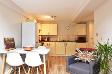 Roper Road- Cosy apartment just outside of city centre