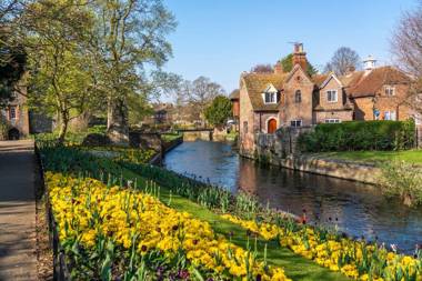 The Chaucer - Modern 3 Bed Home with parking close to city centre