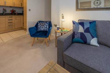 The Augustine - Modern two Bed Ground floor apartment with parking