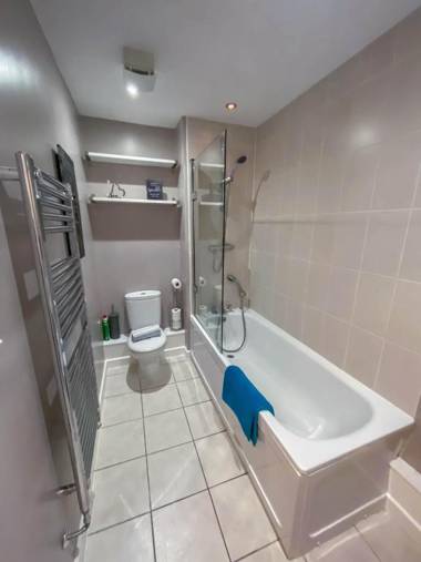 The Augustine - Modern two Bed Ground floor apartment with parking