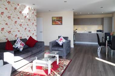 Exquisite Penthouse 2 mins from Cambridge Station secured gated on-site parking lift access self check-in SUPER Fast WIFI balcony & Sleeps 6