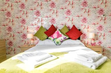 Penthouse with Balcony 5 mins walk to City Centre & Colleges & Sleeps 6