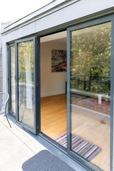 Penthouse with Balcony 5 mins walk to City Centre & Colleges & Sleeps 6