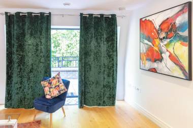 Penthouse with Terrace 5 mins walk to City Centre & Colleges & Sleeps 6