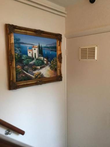 Homely Birch Close House with Garden Free Parking & Sleeps 8