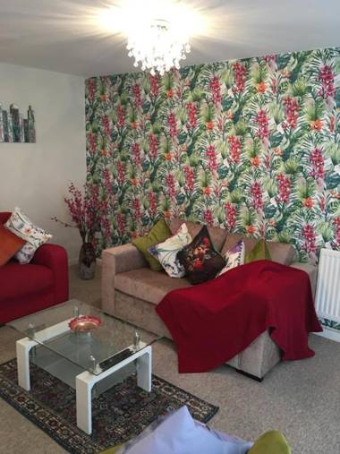 Homely Birch Close House with Garden Free Parking & Sleeps 8