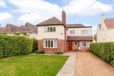 The Queen Edith Place - Lovely 5BDR Home in Secluded Neighbourhood