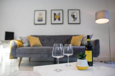 Luxury King Bed Apartment & FREE PARKING