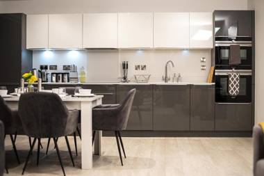 Luxury King Bed Apartment & FREE PARKING