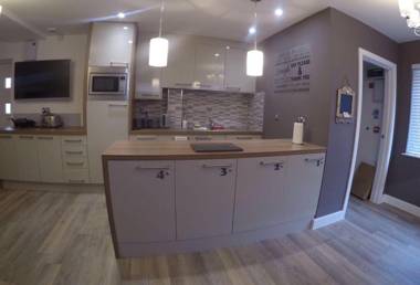 Deepcut Lodge Bed & Breakfast