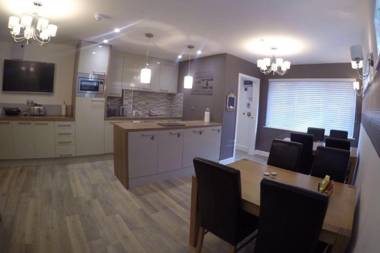 Deepcut Lodge Bed & Breakfast