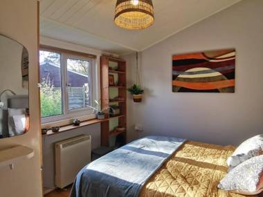 Charming 2-Bed Cabin in Llanwnda Caernarfon