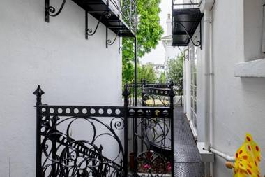 Beautiful townhouse with 4 poster bed & balcony