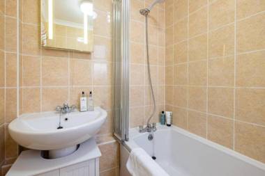 Stylish townhouse + parking seconds from the sea