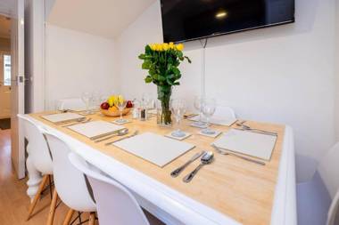 Stylish townhouse + parking seconds from the sea