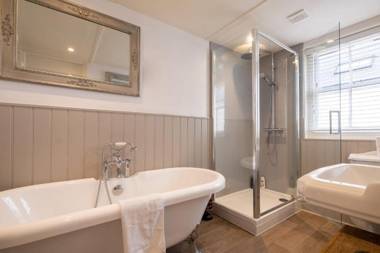 Quirky Town House With Garden Near The Seafront