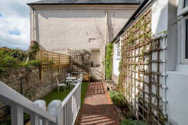 Quirky Town House With Garden Near The Seafront
