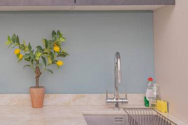 SPACIOUS STUDIO MINS AWAY FROM the sea