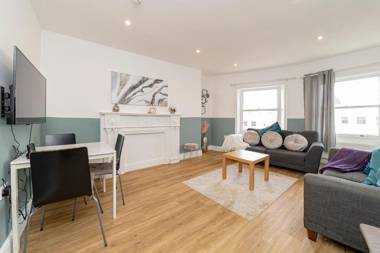 TWO BEDROOM FLAT I MINS WALK to BRIGHTON BEACH I PERFECT HOLIDAY HOME