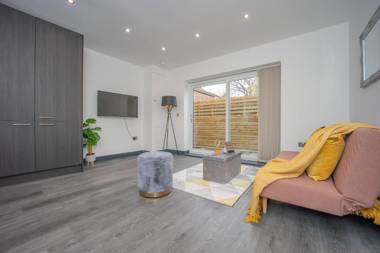 TWO BEDROOM TOWN HOUSE I 10 MINS WALK to BRIGHTON BEACH I SLEEP 9 I OUSIDE SPACE