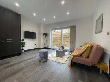 TWO BEDROOM TOWN HOUSE I 10 MINS WALK to BRIGHTON BEACH I SLEEP 9 I OUSIDE SPACE