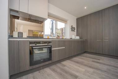 TWO BEDROOM TOWN HOUSE I 10 MINS WALK to BRIGHTON BEACH I SLEEP 9 I OUSIDE SPACE