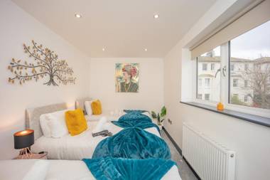 TWO BEDROOM TOWN HOUSE I 10 MINS WALK to BRIGHTON BEACH I SLEEP 9 I OUSIDE SPACE