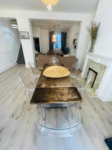 Spacious & Central Luxury 3 Bedroom Townhouse