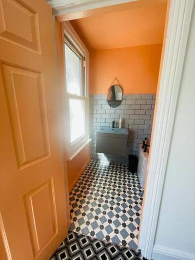 Spacious & Central Luxury 3 Bedroom Townhouse