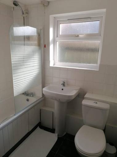 Colchester Lodge - Tastefully Furnished 3 Bedroom House in Colchester City Centre