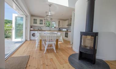 Rooftops Braunton Stylish Beach House - Fantastic Views - Hot Tub hire - Sleeps 8