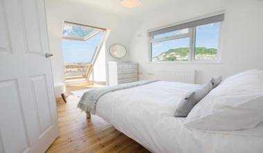 Rooftops Braunton Stylish Beach House - Fantastic Views - Hot Tub hire - Sleeps 8