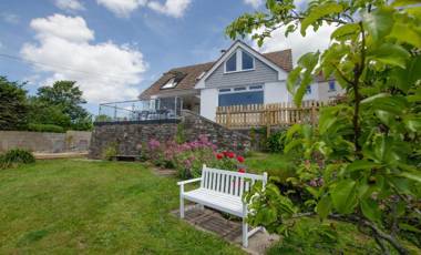 Rooftops Braunton Stylish Beach House - Fantastic Views - Hot Tub hire - Sleeps 8