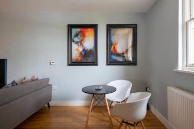 Luxurious Private One Bedroom Apartment 