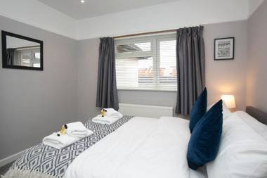 Family-Stay-Sparkling-Large-Modern House-Central Location-Beach-Shops-Restaurants-Free Parking-Garden- Ready for You -