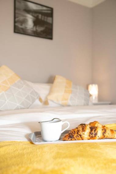 Family-Stay-Sparkling-Large-Modern House-Central Location-Beach-Shops-Restaurants-Free Parking-Garden- Ready for You -